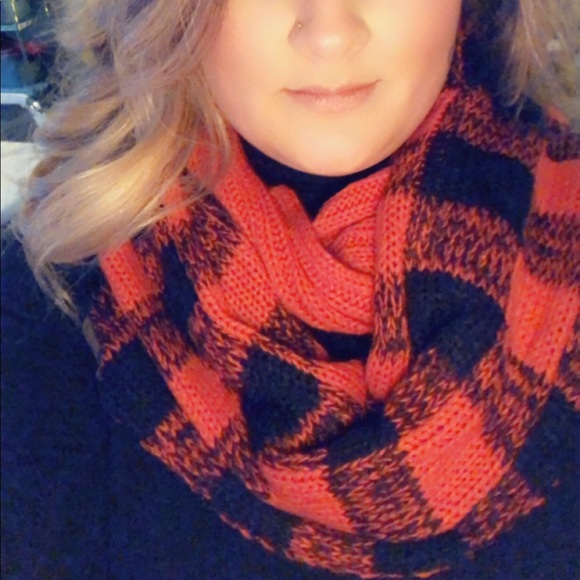 Cc beanie red and black buffalo check scarf. - Picture 3 of 3